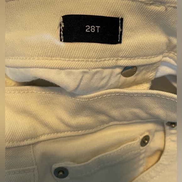 GAP - Super cute and comfy raw edge white denim 5 pocket shorts. Size 28T. - Picture 3 of 10